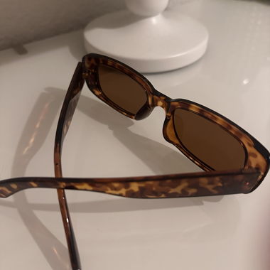 Occhiali da sole dallo stile Havana