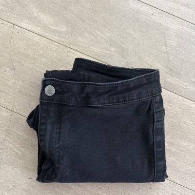 Lange schwarze Jeanshose 