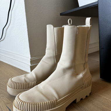 Bershka cream boots size 38 