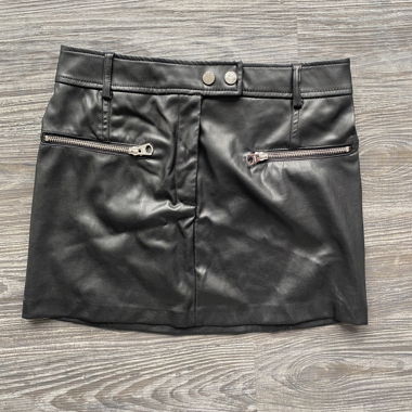 Minigonna in ecopelle nera Bershka S