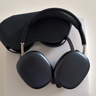 Apple AirPods Max headphones black with case