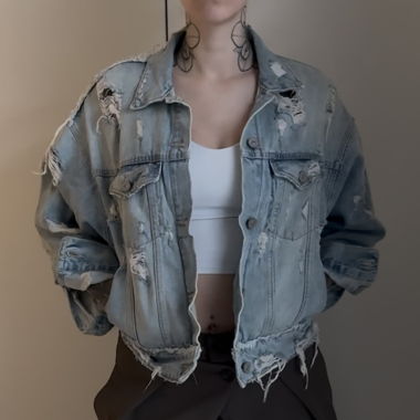Giacca corta in denim effetto strappato azzurro chiaro