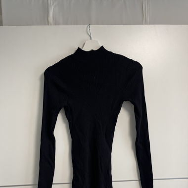 Schwarzer Pullover 