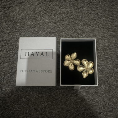 Gold-coloured flower earrings by Hayal