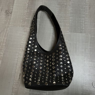 Schwarze Schultertasche mit Metallnieten