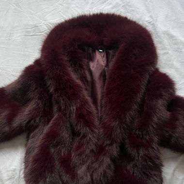 Veste en fourrure bordeaux rouge