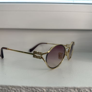 Lunettes de soleil Miu Miu avec étui