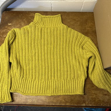 Warmer Pulli (eher kurz geschnitten bis zur Hüfte)