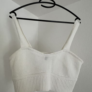 Weisses Strick-Crop-Top