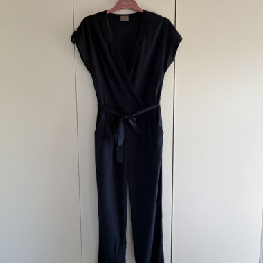 Dunkler Jumpsuit mit Taillenguertel