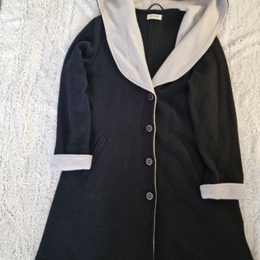 Cappotto Nero con Cappuccio