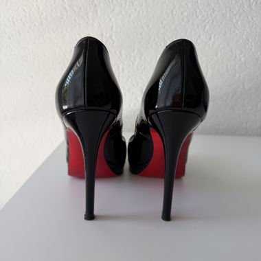 Christian Louboutin pumps nere