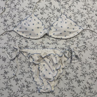 Blumiges Bikini in Weiss
