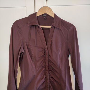 Bluse dunkelviolett mit geraffter Knopfleiste