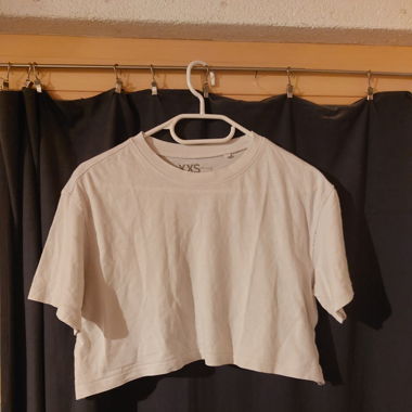 Weisses crop-top shirt