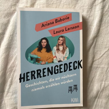 HERRENGEDECK - Ariana Baborie & Laura Larsson