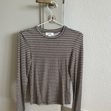 Haut manches longues à motif COS