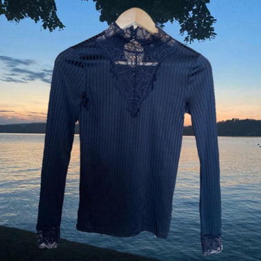longsleeve with lace cuts