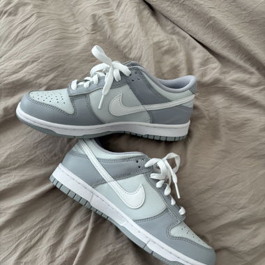 Baskets Nike gris/blanc