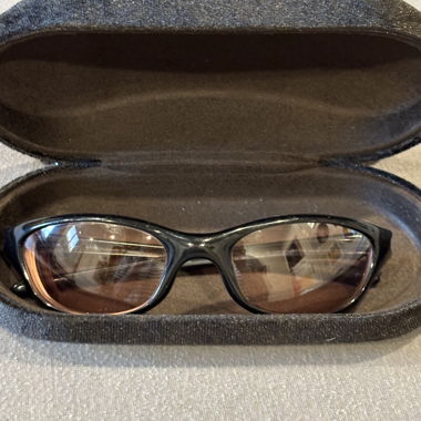 Occhiali da sole Oakley con astuccio