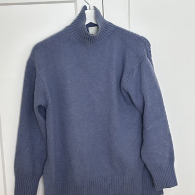 Maglione blu a collo alto
