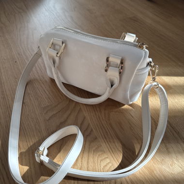 Kleine weisse Handtasche mit Schulterriemen