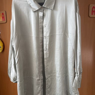 Chemise satinée gris clair