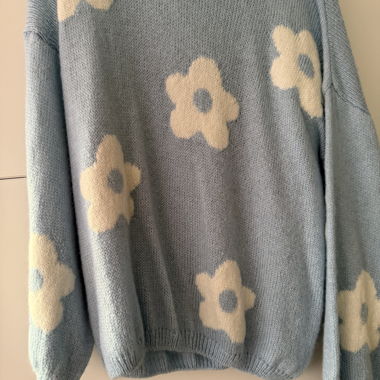 Pull en tricot à fleurs blanches