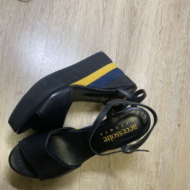 Chaussure à talons compensées accessoire détente 