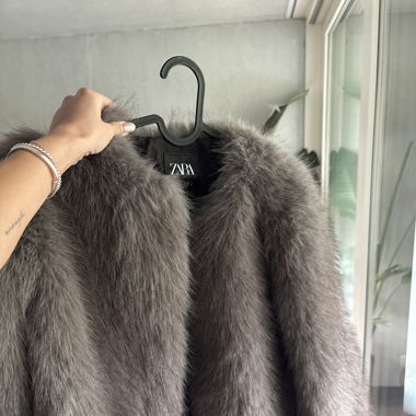 Zara Pelzmantel Grau