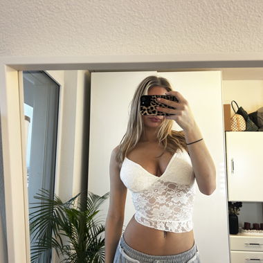 Weisses Spitzen-Crop-Top