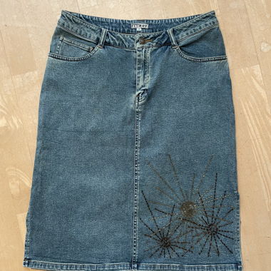 Jupe midi en jean avec broderie de perles