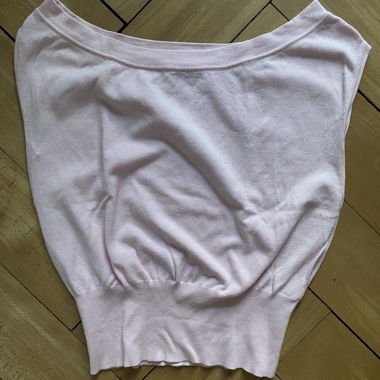 Top in maglia rosa con scollo a barca