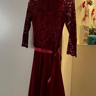 Bordeaux Spitzenkleid