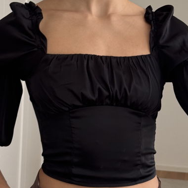 Haut noir à manches bouffantes