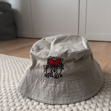Beiger Bucket Hat mit Keith-Haring-Print