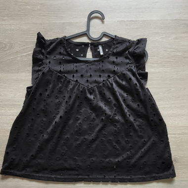 Haut noir ajouré 