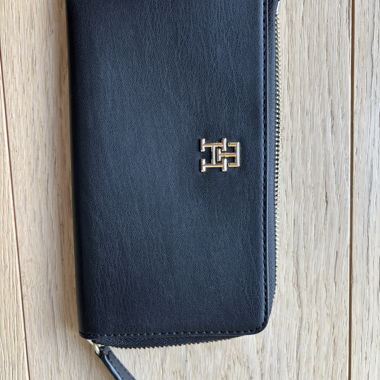 Schwarzes Tommy-Hilfiger-Portemonnaie