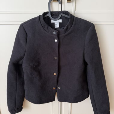 Dunkle kurze Damenjacke