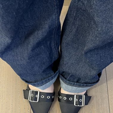 Schwarze seidenartige Kittenheels 