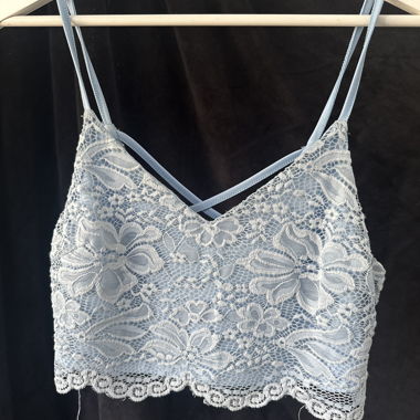 Haut en dentelle bleue