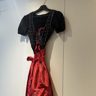 Rotes Schwarzes Dirndl