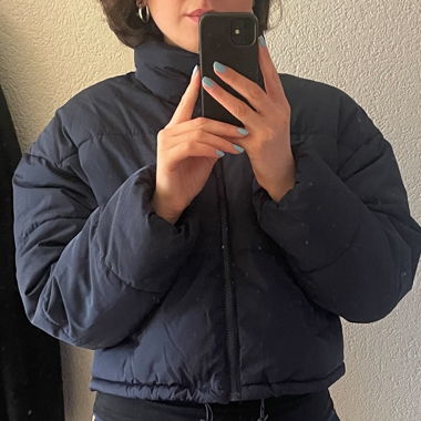Dunkelblaue Bomberjacke