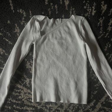 Weisser Pullover mit schrägem Ausschnitt