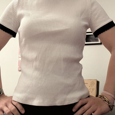 Top in maglia rasata a coste con bordi neri