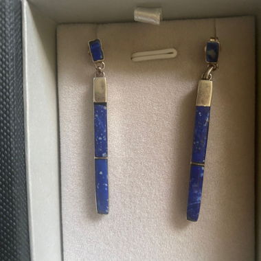 Schöne Ohrringe mit Lapislazuli-Edelstein