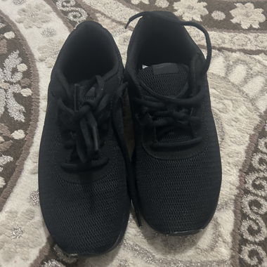 Schwarze Sport-Sneakers