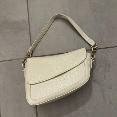 Cream-coloured shoulder bag with short strap