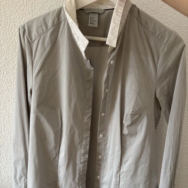 schicke hellgraue Bluse mit weissen Aktenten