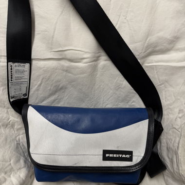 Sac bandoulière Freitag bleu/blanc